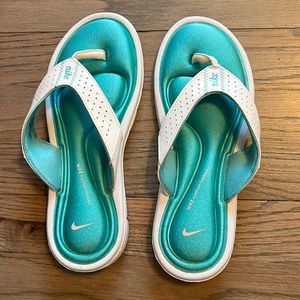 Nike womens size 7 white flip flops